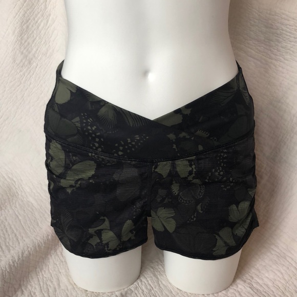 lululemon athletica Pants - Lululemon Women’s Athletic Shorts Size 4